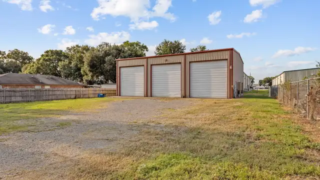 111 Bluffwood Dr thumbnail 4