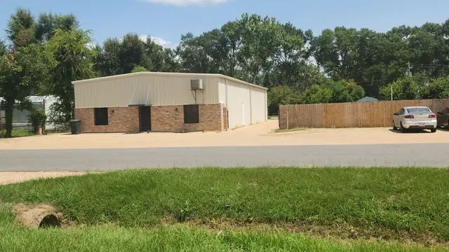 Warehouse / Office with Yard Storage | Alfred Lane Bossier City thumbnail 2