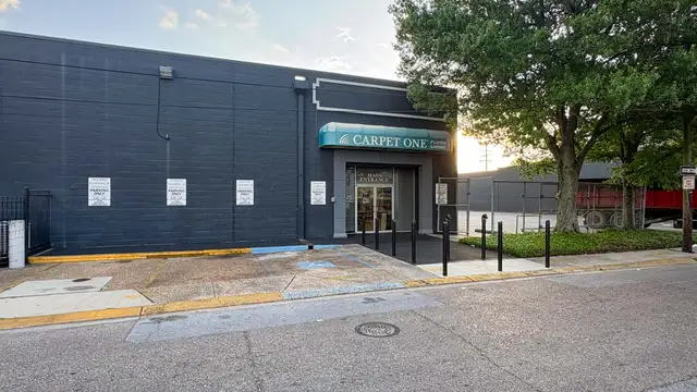 Centrally Located Retail Building with Warehouse thumbnail 3