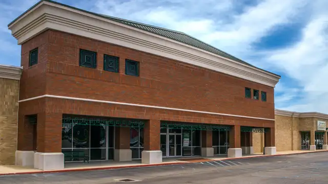 Pines Crossing Shopping Center thumbnail 2