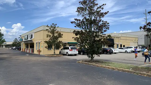 1705 N Causeway Blvd thumbnail 3