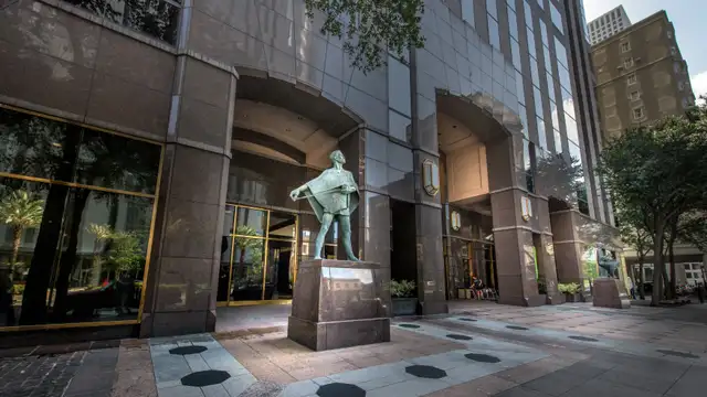 909 Poydras St thumbnail 2
