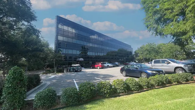 2400 Veterans Memorial Blvd thumbnail 3