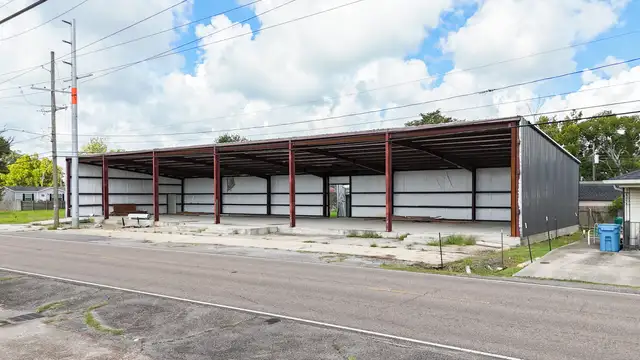 Industrial Warehouse with Covered Storage in Luling thumbnail 5