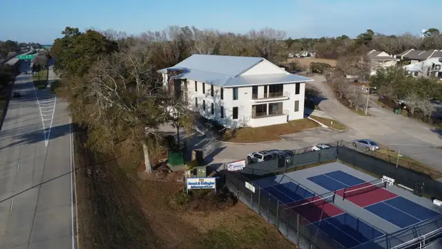 111 N Causeway Blvd thumbnail 2