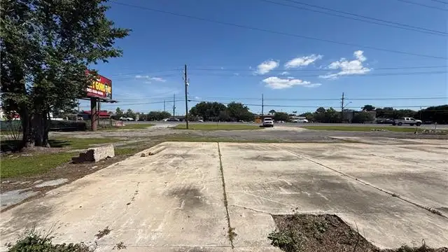 1221 W Airline Hwy thumbnail 4