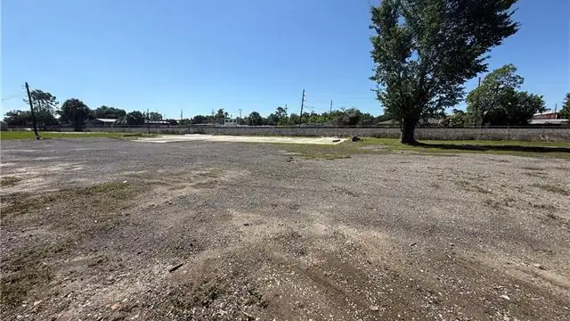 1221 W Airline Hwy thumbnail 3