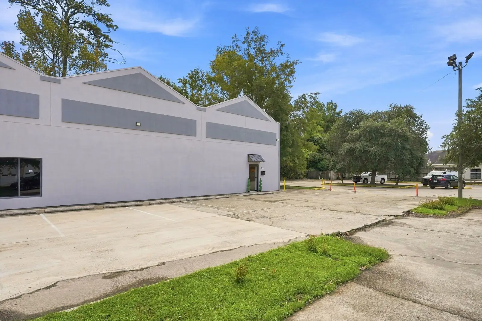 711 N Causeway Blvd