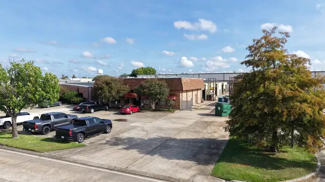 12025 Industriplex Blvd thumbnail 2