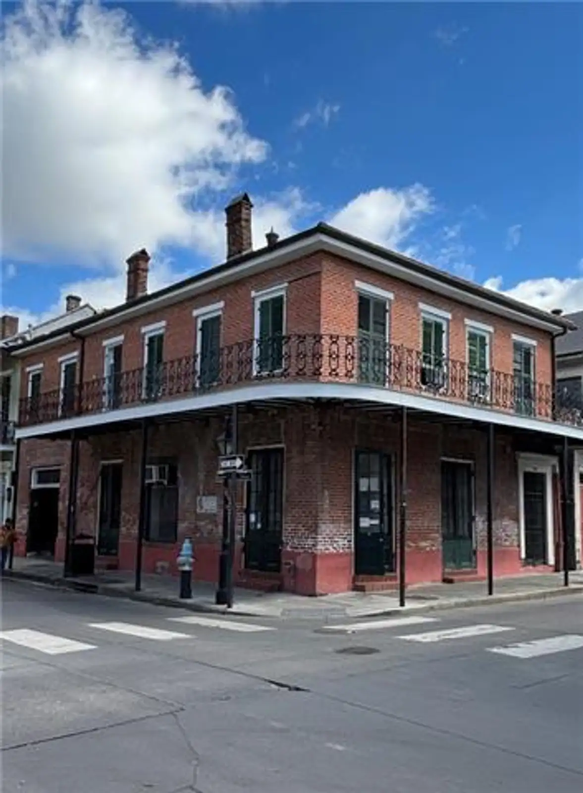 800 Dauphine St