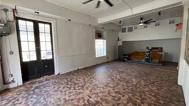 800 Dauphine St thumbnail 3