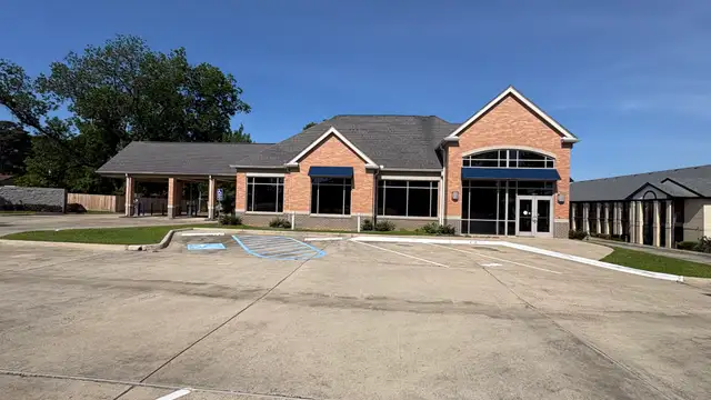 Prime Commercial Building with 2 Parcels thumbnail 3