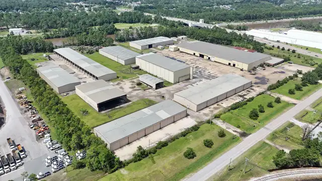 25-ACRE SITE WITH 300,000+ SF OF EXISTING WAREHOUSE BUILDINGS thumbnail 3