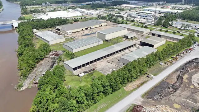 25-ACRE SITE WITH 300,000+ SF OF EXISTING WAREHOUSE BUILDINGS thumbnail 4