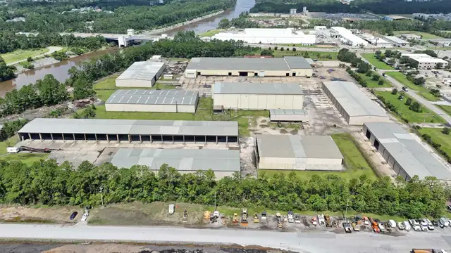 25-ACRE SITE WITH 300,000+ SF OF EXISTING WAREHOUSE BUILDINGS thumbnail 2