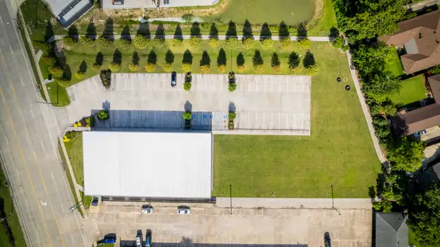 Sale/Lease - Flex space + Pad site thumbnail 2