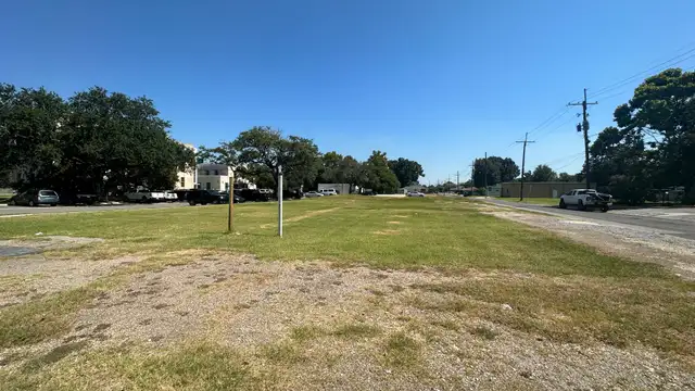 1001-1007 W St Bernard Hwy thumbnail 3