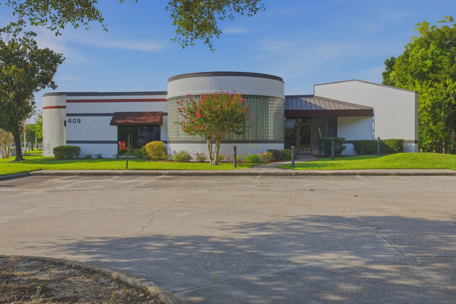 CUSTOMIZABLE Freestanding Medical Office with Excellent Visibility & Access