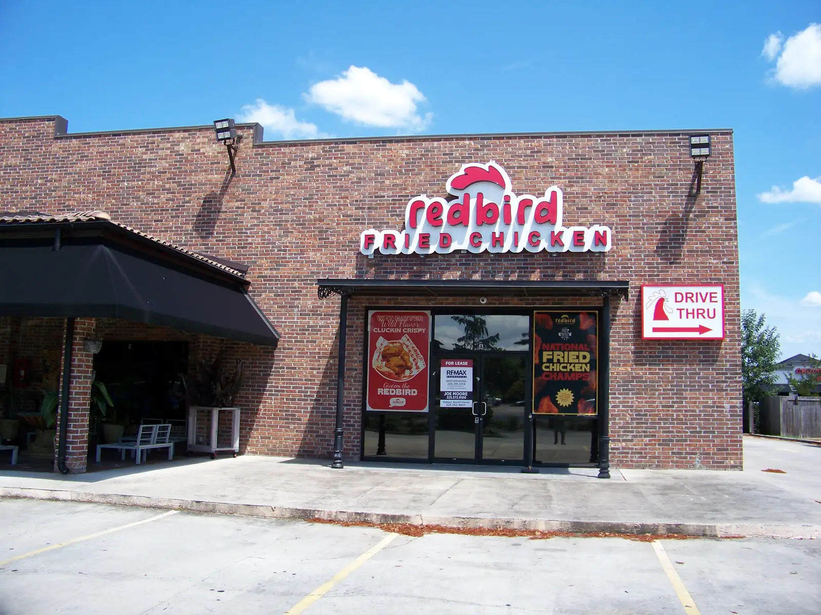 Retail End Cap With Drive Thru for QSR