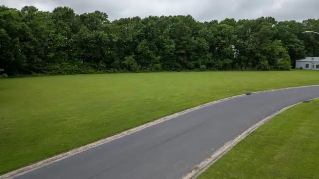 106 Fairlane Dr thumbnail 5