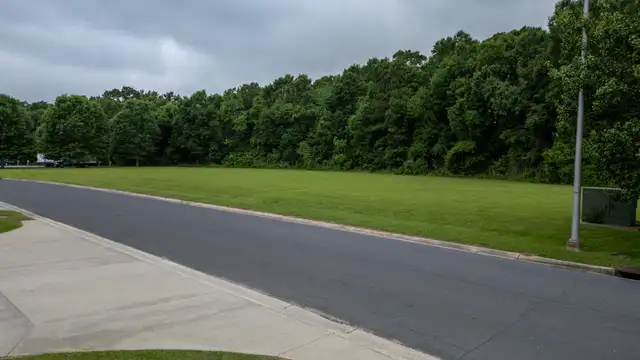 106 Fairlane Dr thumbnail 3