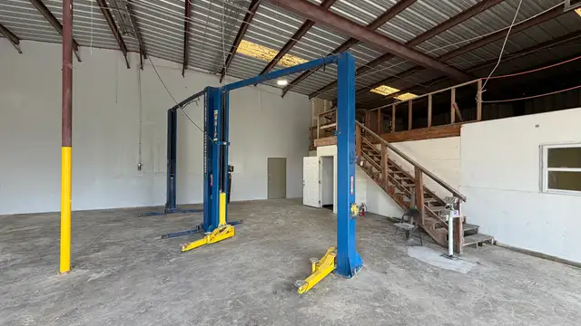 1800 9th St Body Shop thumbnail 3