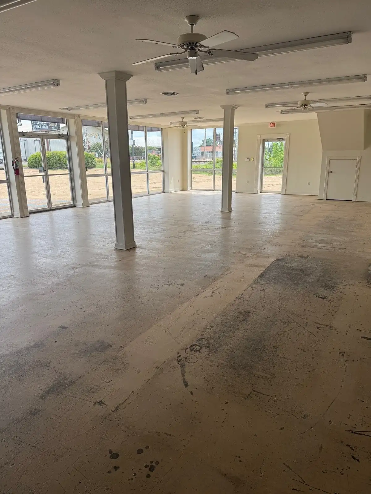 2060 - Heath Plaza 2058 - 2068 E. Texas
