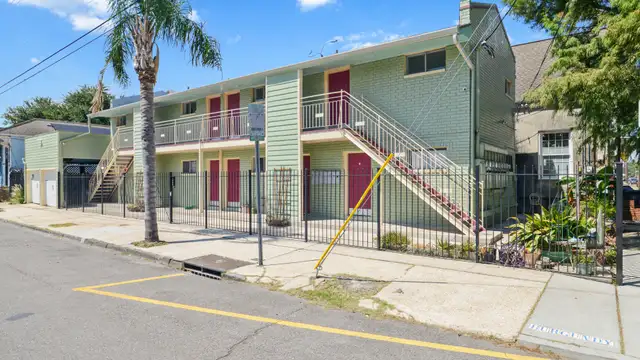 1835 Burgundy St thumbnail 2