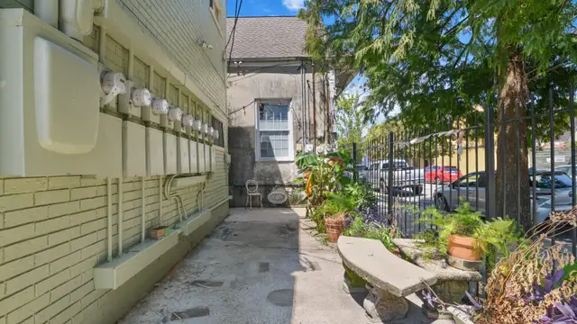 1835 Burgundy St thumbnail 5