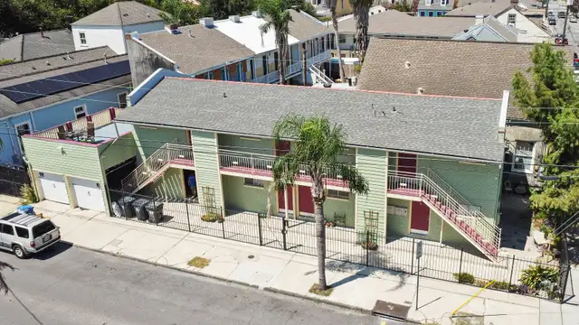 1835 Burgundy St thumbnail 3