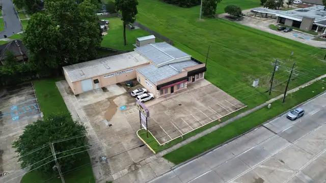 Showroom / Warehouse - Coursey Blvd thumbnail 2
