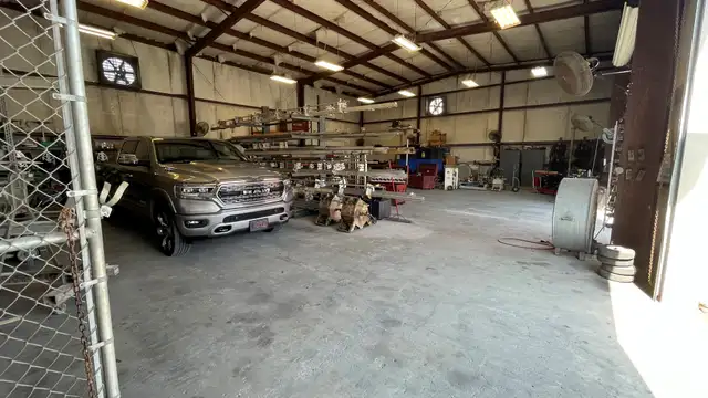 Office / Warehouse Complex with Secure Laydown Yard thumbnail 4