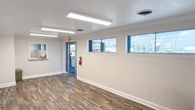 Turnkey Office Suite on S Burnside Ave thumbnail 3
