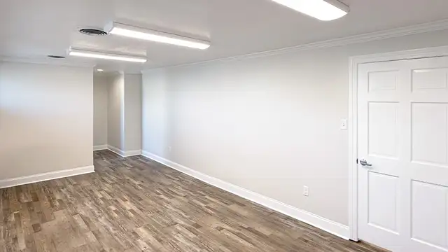 Turnkey Office Suite on S Burnside Ave thumbnail 4