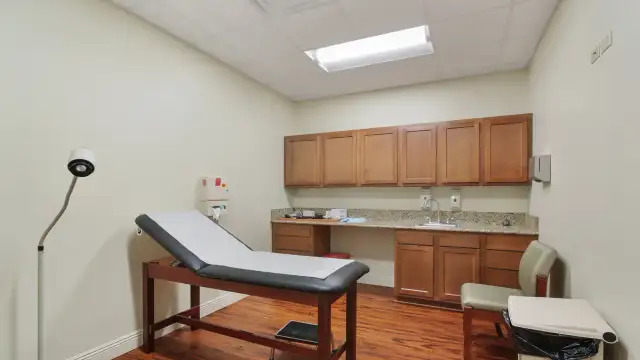 2515 Manhattan Blvd thumbnail 3