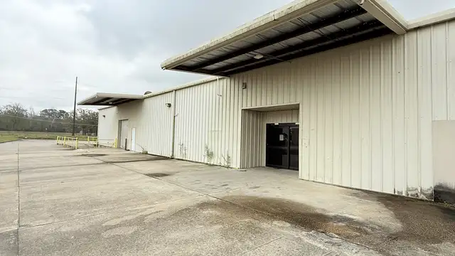Retail Warehouse For Sale or Lease thumbnail 2