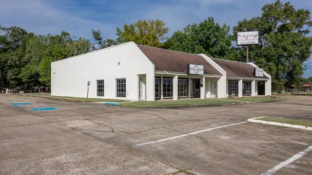 8550 Florida Blvd thumbnail 3