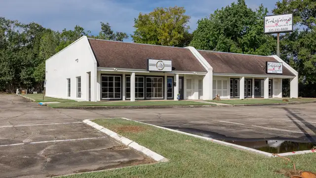 8550 Florida Blvd thumbnail 2