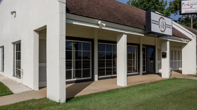 8550 Florida Blvd thumbnail 5
