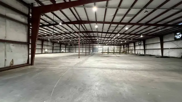 Office/Warehouse in Luling thumbnail 3