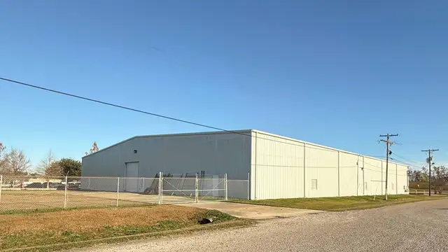 Office/Warehouse in Luling thumbnail 2