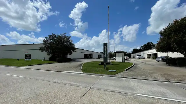 11800 Industriplex Blvd thumbnail 3