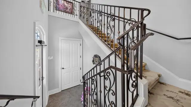 Upper unit - 830 3rd St thumbnail 4