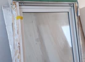 2 Fenster 2 verglast mit Rolladen