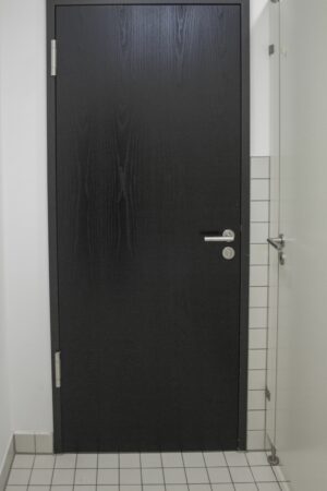 Badezimmertür schwarz DIN R