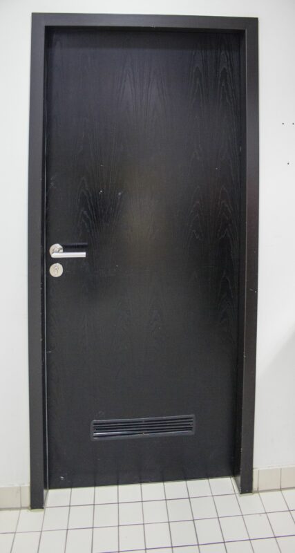 Badezimmertür schwarz mit Lüftungsschlitzen DIN L kaufen | Baustoffe kaufen  auf restado