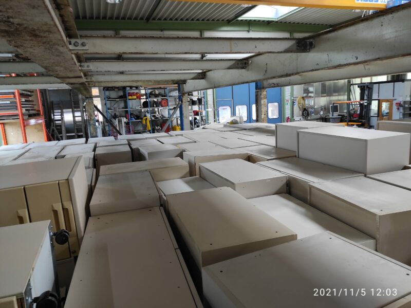 Ca. 12 Tonnen Büromöbel (Rollcontainer, Schreibtische und Schränke