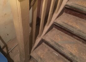 historische Holztreppe, eingestemmt, im Antritt viertelgewendelt nach links historische Holztreppe, eingestemmt, im Antritt viertelgewendelt nach links
