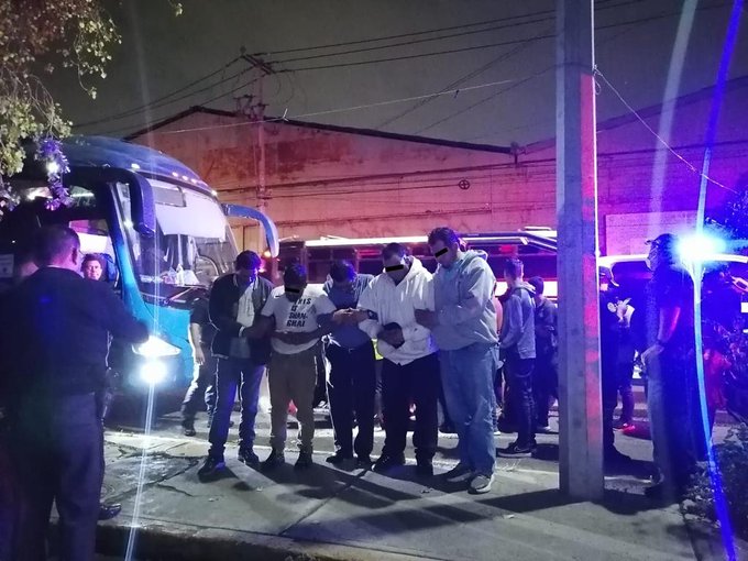 Detienen a polleros mientras intentaban mover a 17 migrantes en la México-Pachuca