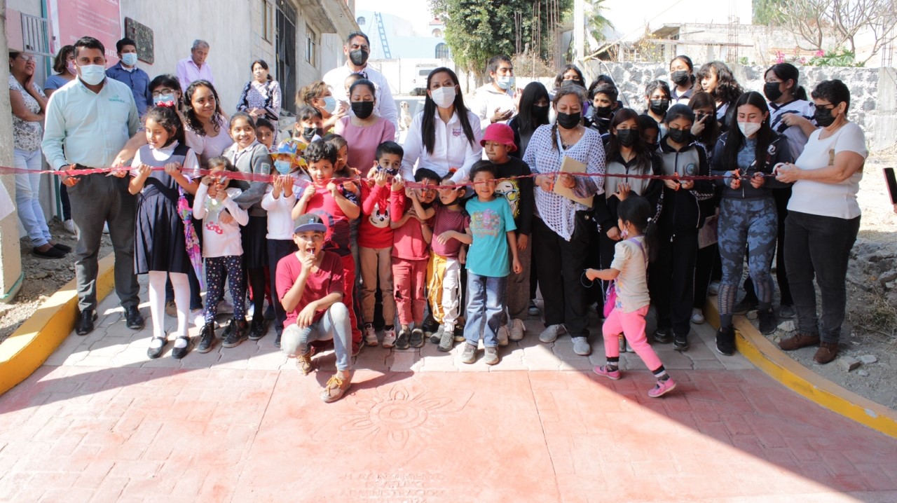 Ariadna Ayala Camarillo con niños